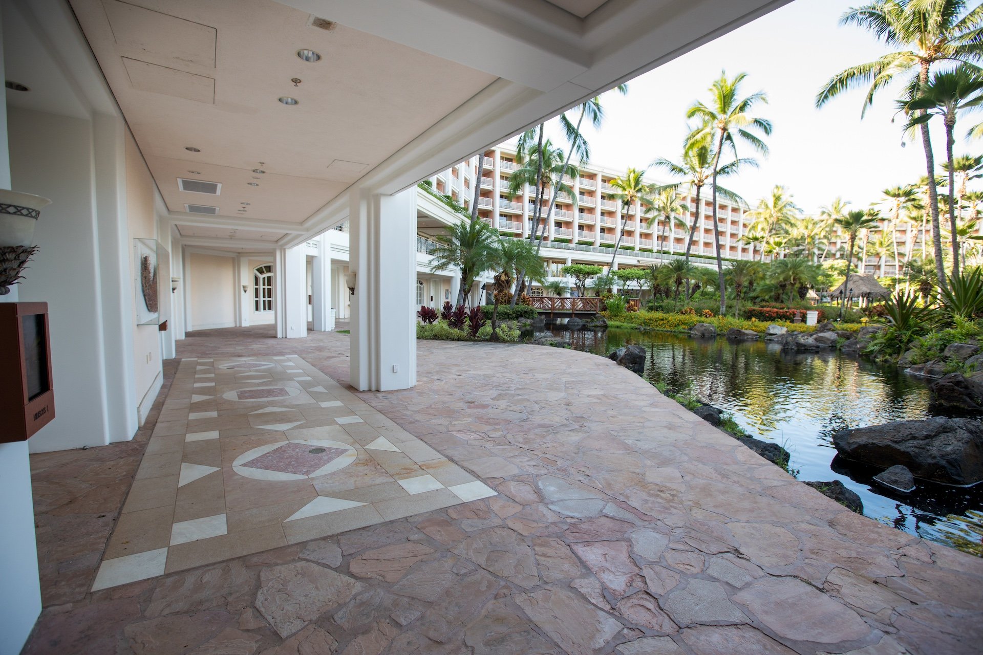 A resort courtyard next to a lake 