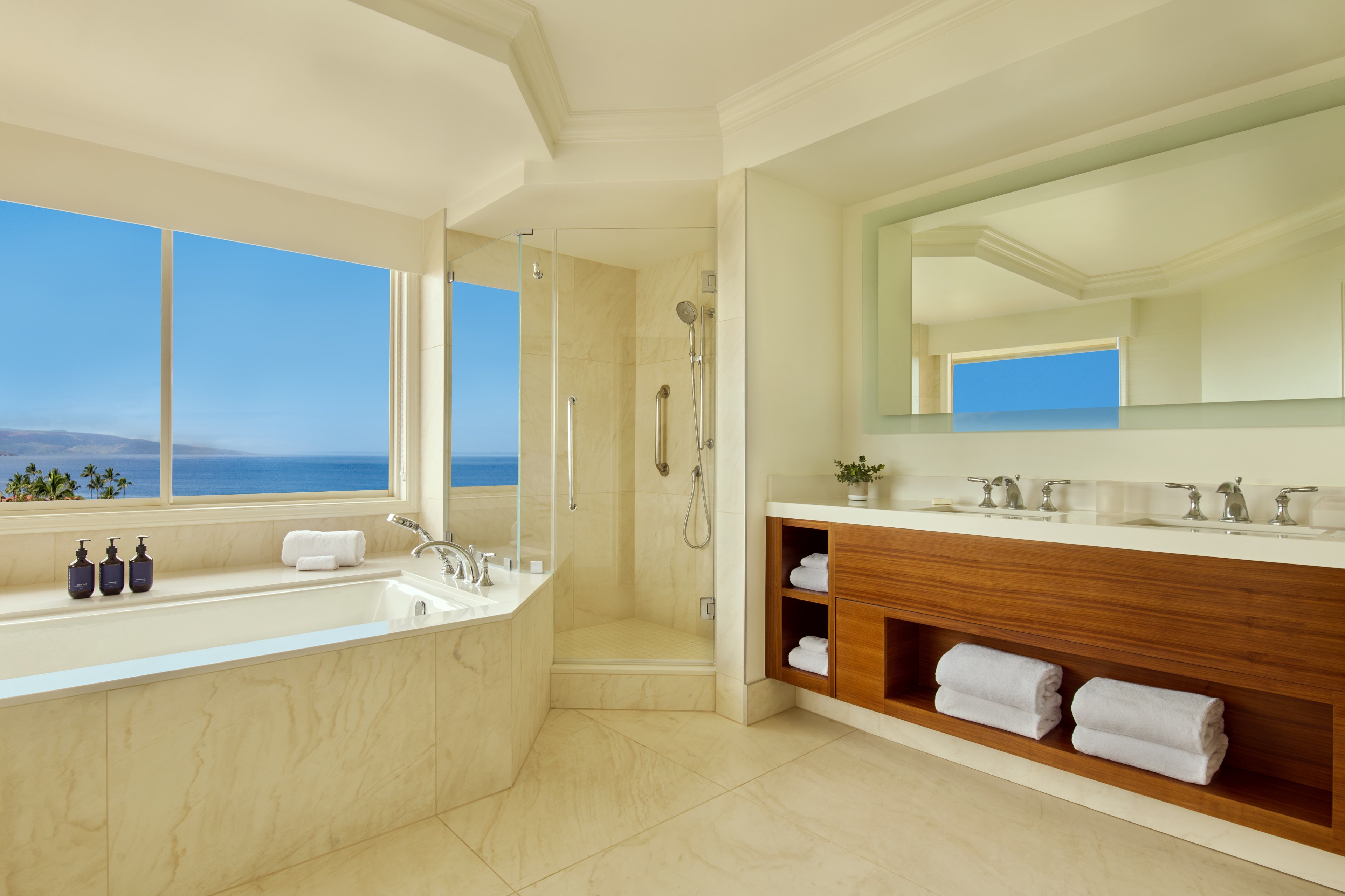 Molokini Suite Bathroom