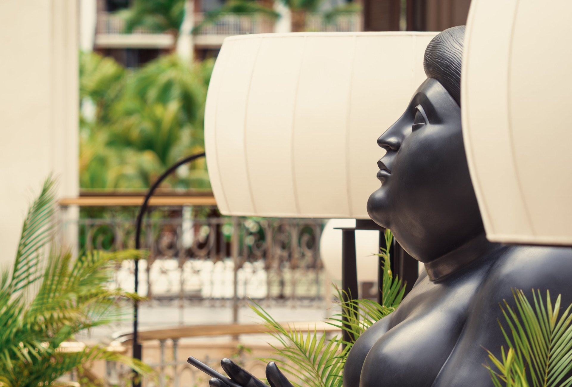 Grey statue holding a cigarette